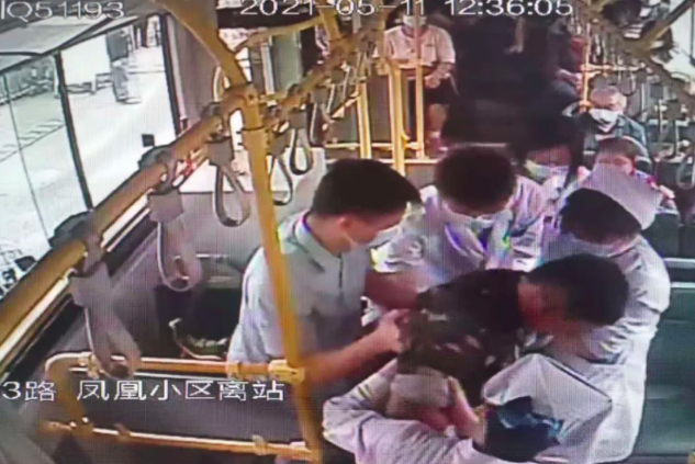 兩起愛心救助公交車內突發(fā)疾病乘客的感人事跡，