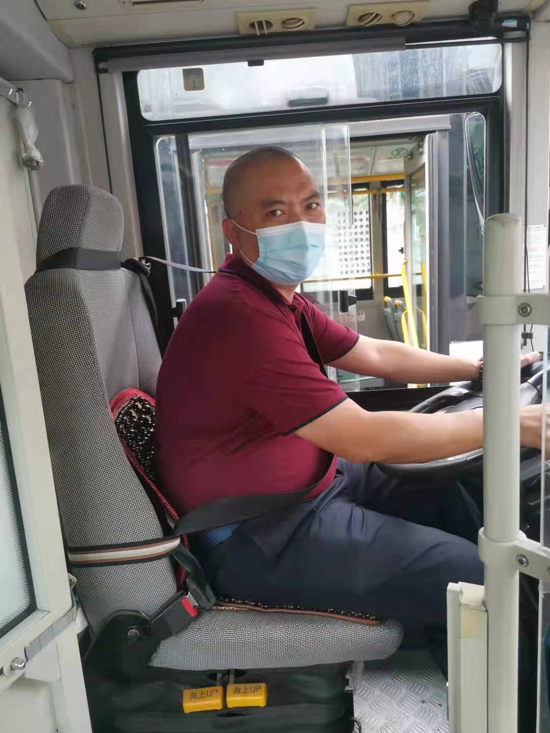 贊！路遇摩托車起火 宜賓公交好車長90秒幫忙滅火