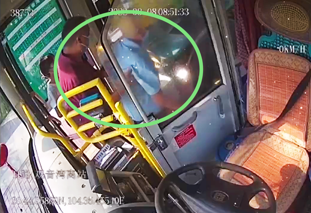 宜賓“敬老線”公交車長的這個小小舉動，真的太暖了